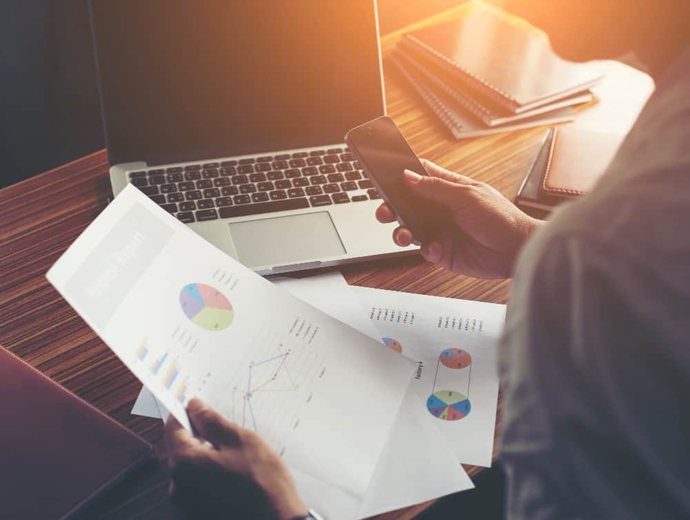 Recruiter using Technology to Create effective Interview Feedback Template