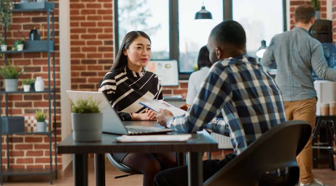 Recruiter using 6-step to guide to find new candidates