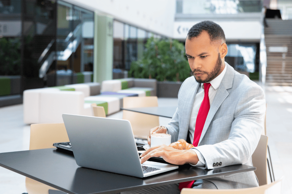 Recruiter using social media to find new passive candidates