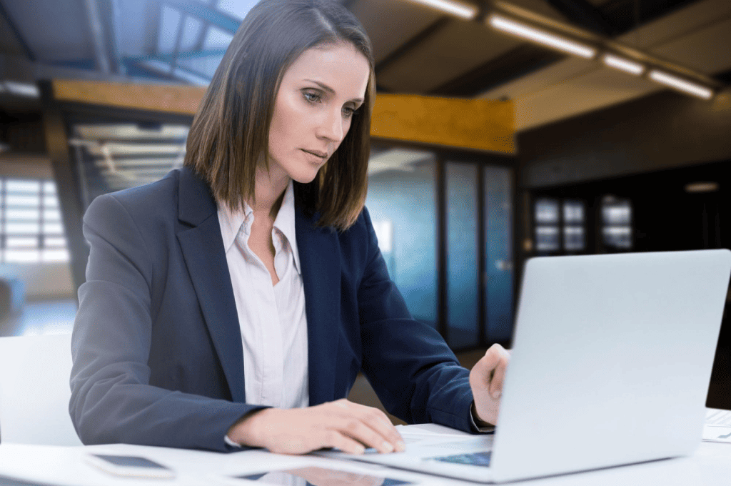 Recruiter using linkedin to find new candidates