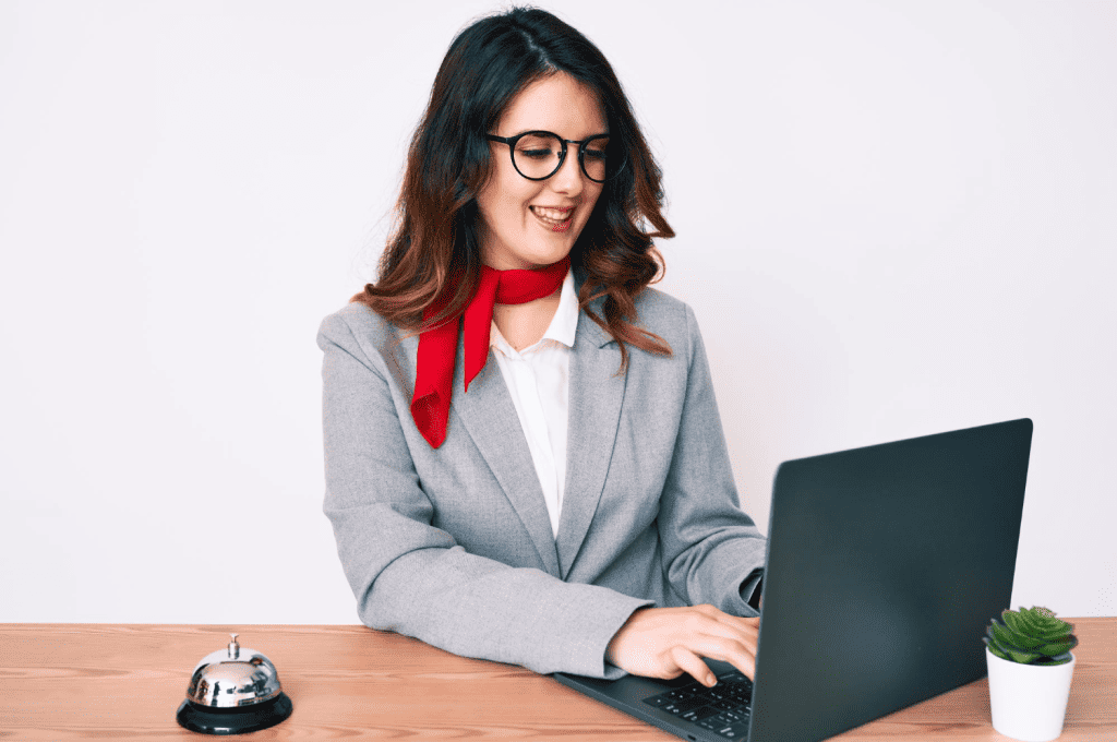 HR manager using HR analytics in recruitment strategy